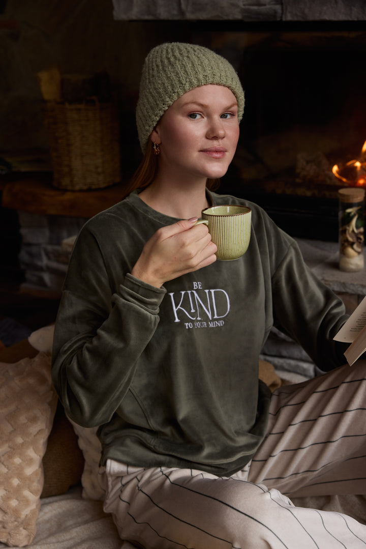 Velvet Embroidered Sweatshirt Set – Cozy Winter Comfort | 6004