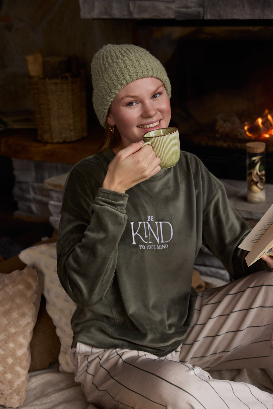 Velvet Embroidered Sweatshirt Set – Cozy Winter Comfort | 6004