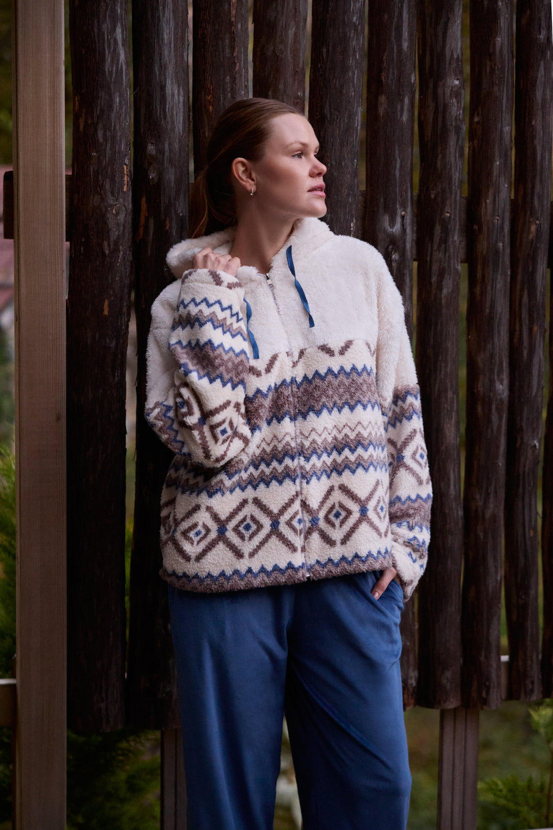 Cozy Patterned Hoodie – Soft Winter Essential / 6073