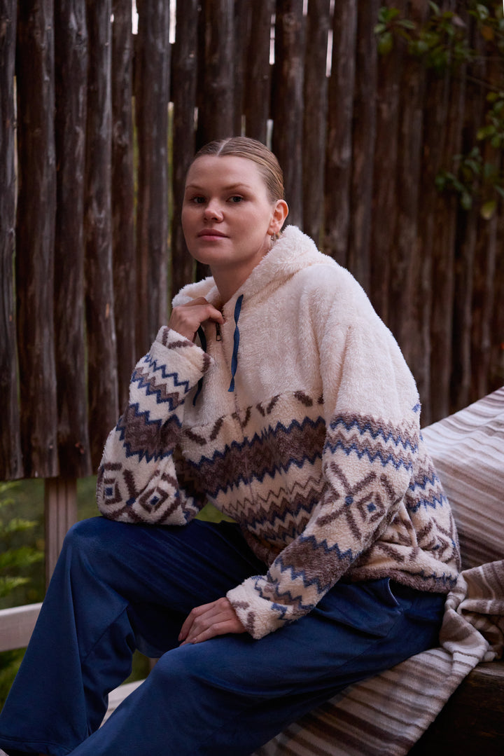Cozy Patterned Hoodie – Soft Winter Essential / 6073
